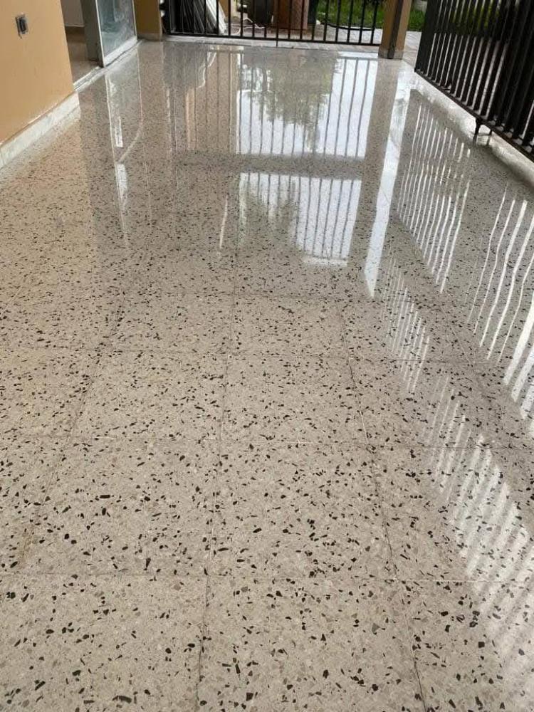 Piso de cerámica con mantenimiento profesional