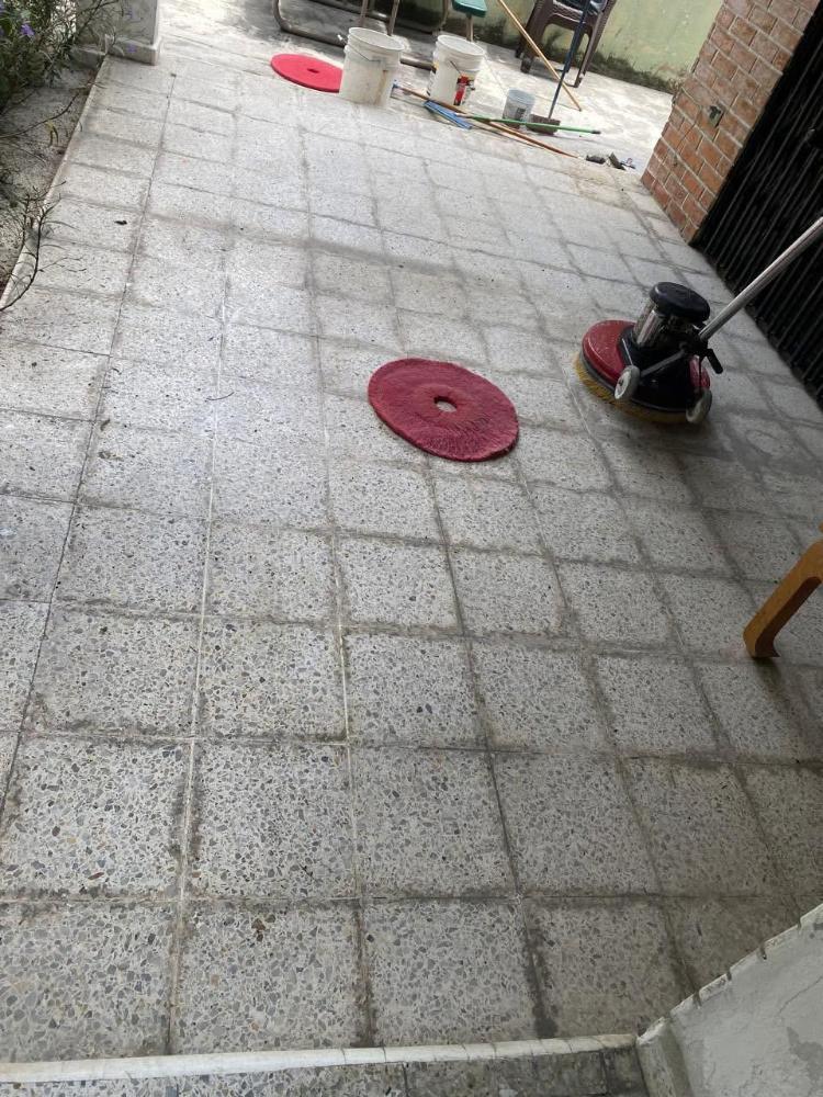 Lobby de edificio con piso pulido