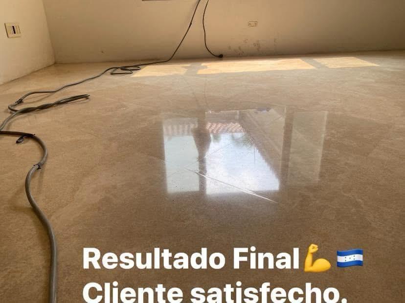 Limpieza profunda de piso en instalación comercial