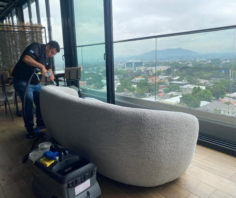 Proceso de pulido de piso con maquinaria industrial