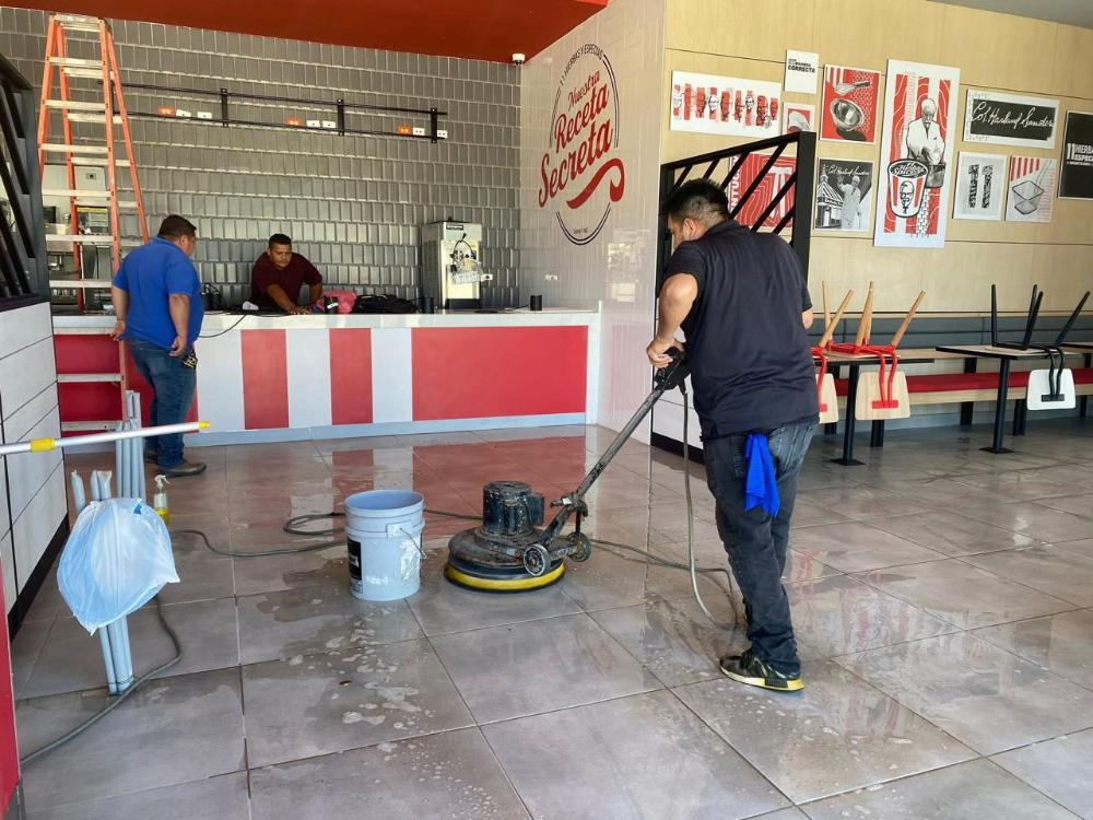Piso de terrazo recuperado tras el pulido