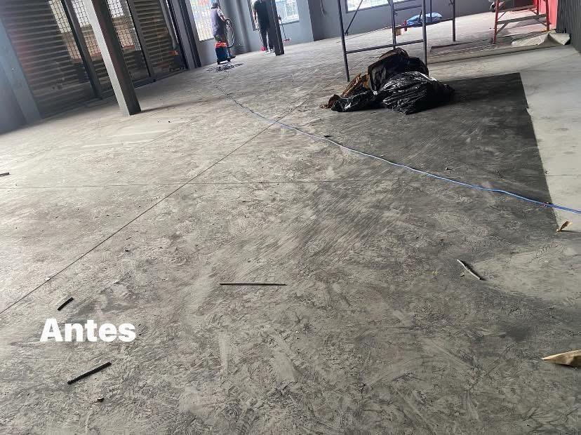 Pasillo con piso de porcelanato tratado
